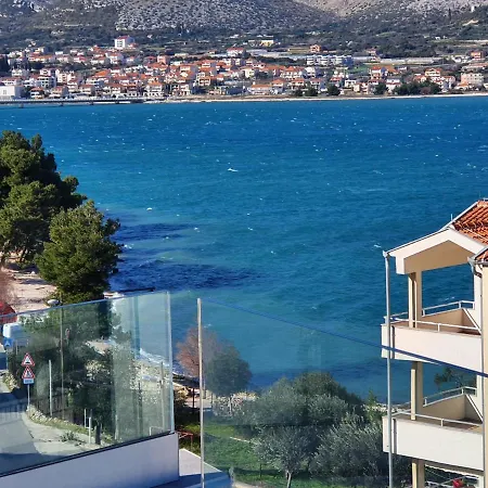 Grand Palace Apartment *