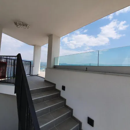 Grand Palace Apartment *